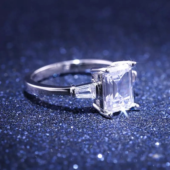 1.75Ct Emerald Cut Swarovski 9x7 Solitaire Ring - Picture 10 of 16